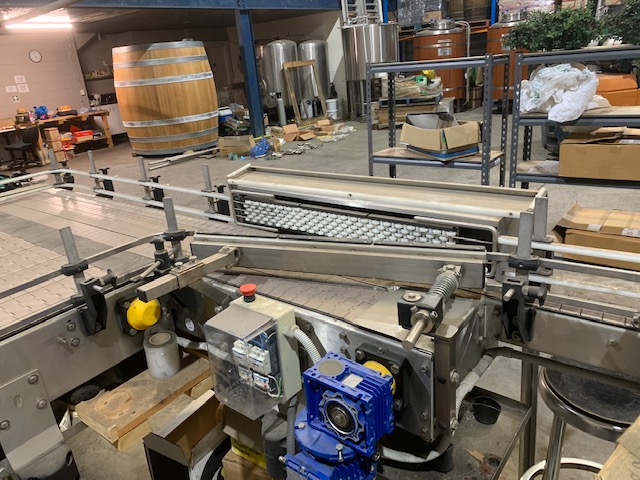 4 LANE LOADING/ACCUMULATION TABLE. BOTTLES.